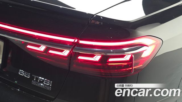 Audi A8 2021 — photo 9