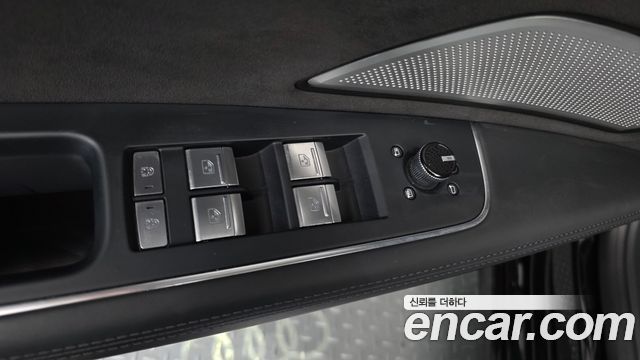 Audi A8 2021 — photo 30