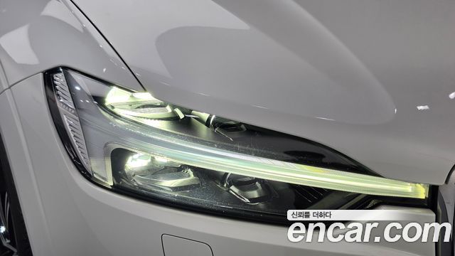 Volvo XC60 2021 — photo 8