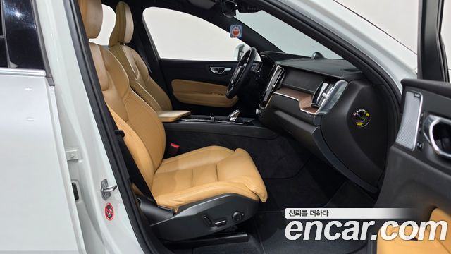 Volvo XC60 2021 — photo 16