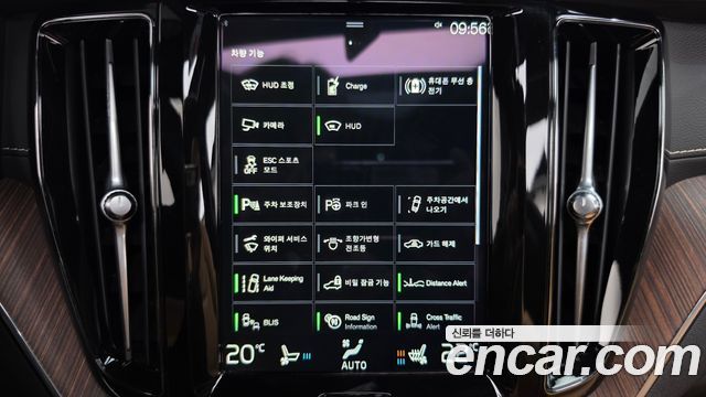 Volvo XC60 2021 — photo 32
