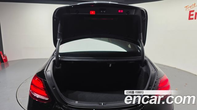 Mercedes-Benz E-Class 2019 — photo 20