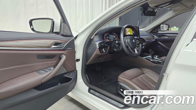 BMW 5-Series 2023 — photo 13