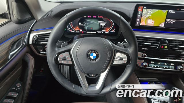 BMW 5-Series 2023 — photo 18