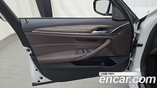 BMW 5-Series 2023 — photo 14