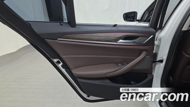 BMW 5-Series 2023 — photo 15