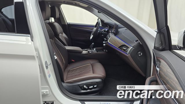 BMW 5-Series 2023 — photo 16