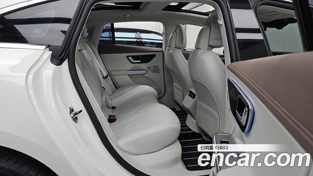 Mercedes-Benz EQE 2023 — photo 12