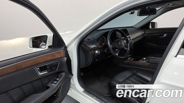 Mercedes-Benz E-Class 2013 — photo 10