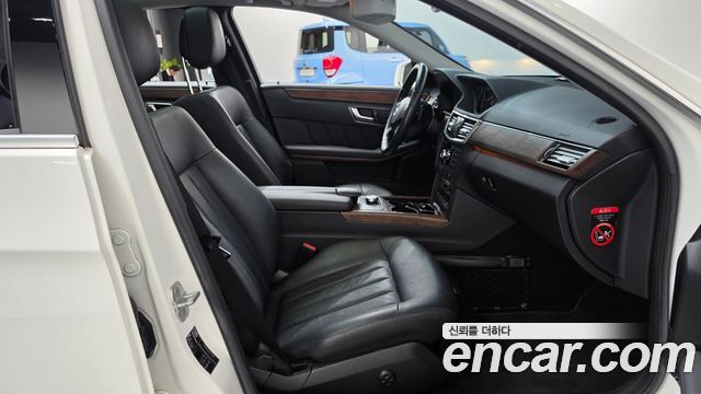 Mercedes-Benz E-Class 2013 — photo 11