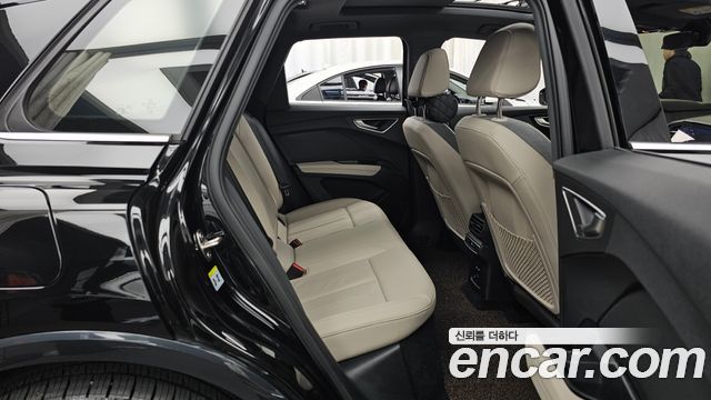 Audi Q4 e-tron 2023 — photo 12