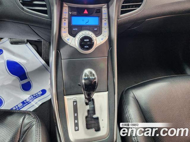 Hyundai AVANTE 2011 — photo 13