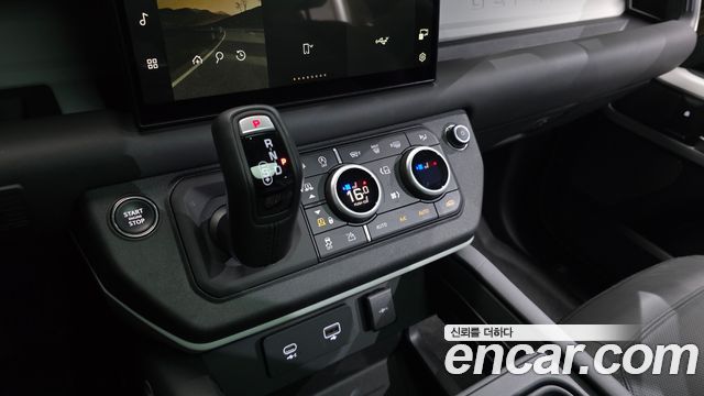 Land Rover Defender 2023 — photo 12