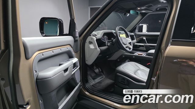 Land Rover Defender 2023 — photo 13