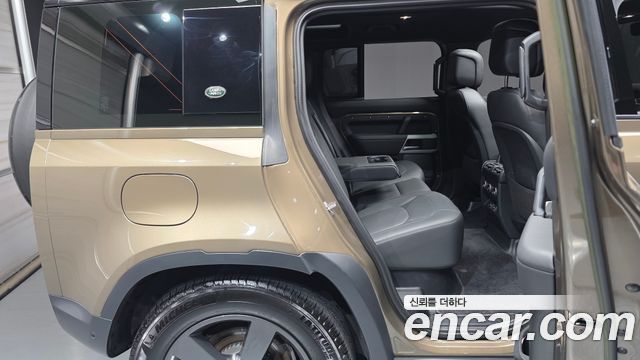 Land Rover Defender 2023 — photo 17