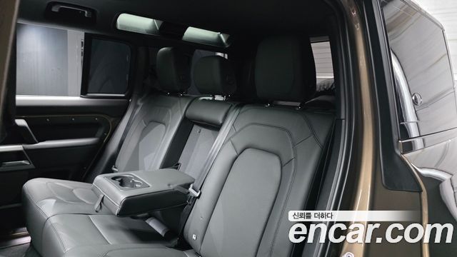 Land Rover Defender 2023 — photo 18