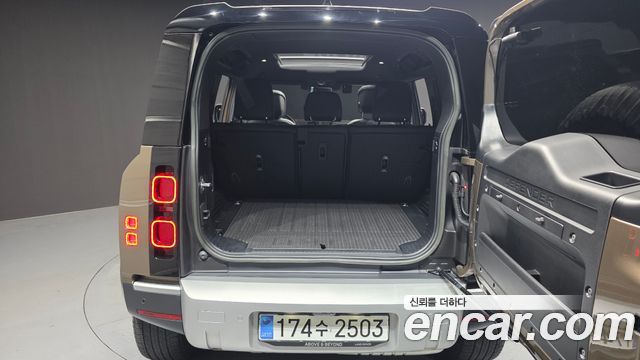 Land Rover Defender 2023 — photo 23