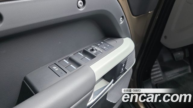 Land Rover Defender 2023 — photo 24
