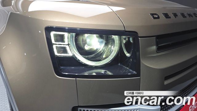 Land Rover Defender 2023 — photo 8
