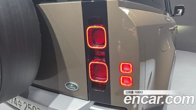 Land Rover Defender 2023 — photo 9