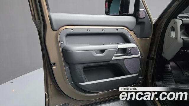 Land Rover Defender 2023 — photo 14