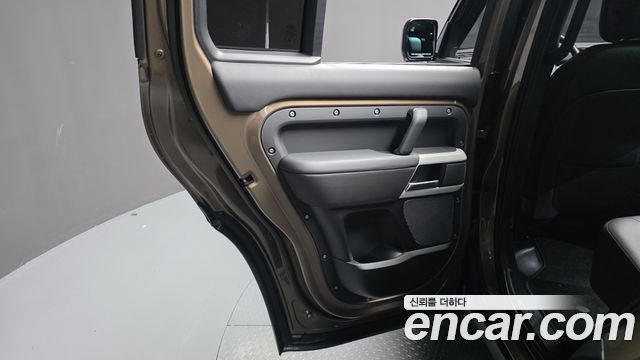 Land Rover Defender 2023 — photo 15