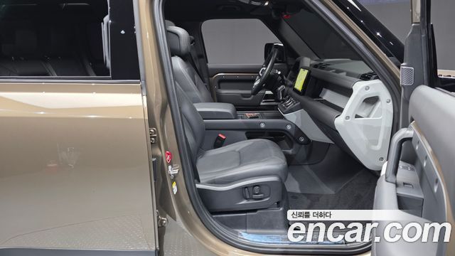 Land Rover Defender 2023 — photo 16