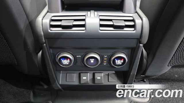 Land Rover Defender 2023 — photo 28