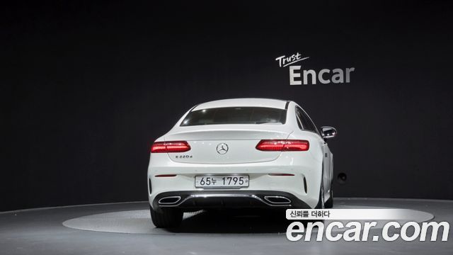 Mercedes-Benz E-Class 2017 — photo 4