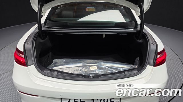Mercedes-Benz E-Class 2017 — photo 20