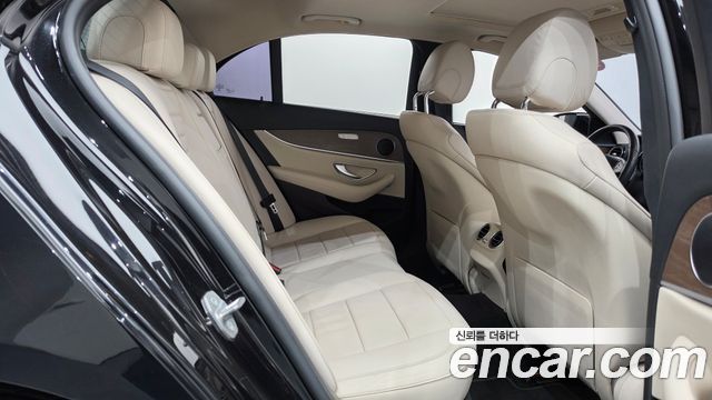 Mercedes-Benz E-Class 2018 — photo 12