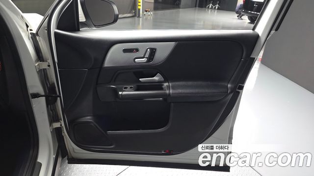 Mercedes-Benz GLB-Class 2021 — photo 14