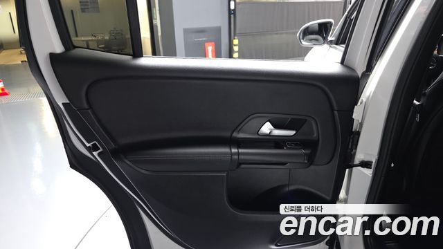 Mercedes-Benz GLB-Class 2021 — photo 15