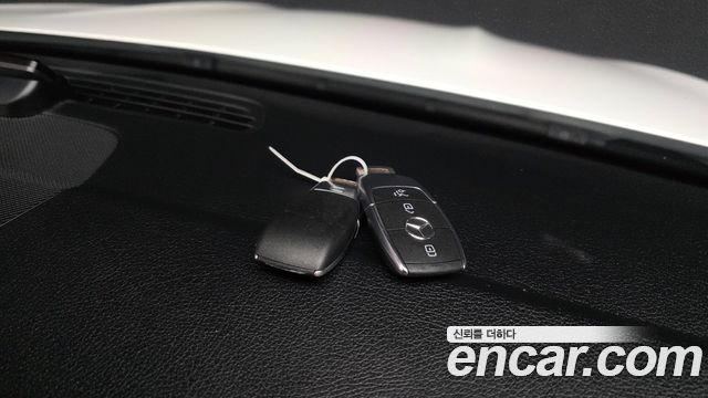 Mercedes-Benz GLB-Class 2021 — photo 28