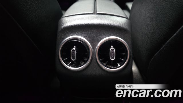 Mercedes-Benz GLB-Class 2021 — photo 30