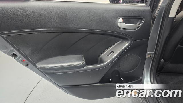 Kia K3 2015 — photo 15