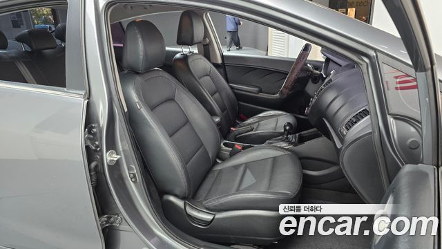 Kia K3 2015 — photo 16