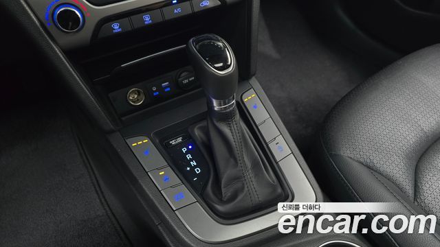 Hyundai AVANTE 2016 — photo 12