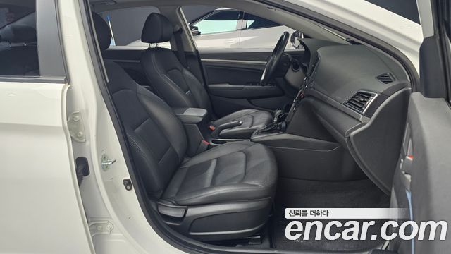 Hyundai AVANTE 2016 — photo 13