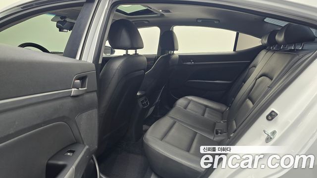 Hyundai AVANTE 2016 — photo 18
