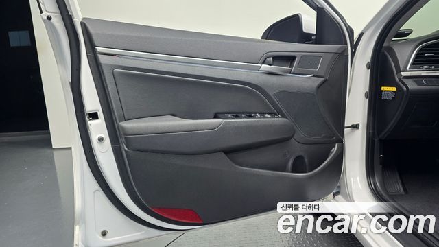 Hyundai AVANTE 2016 — photo 14