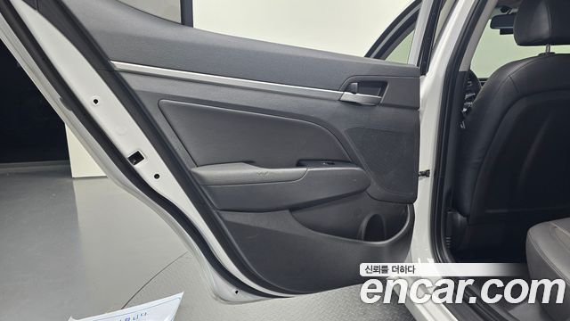 Hyundai AVANTE 2016 — photo 15