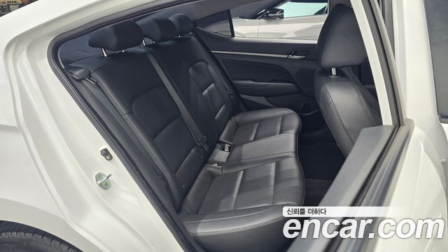 Hyundai AVANTE 2016 — photo 16