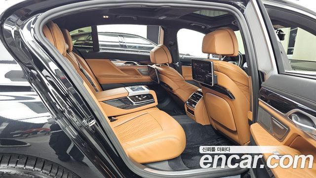 BMW 7-Series 2021 — photo 18