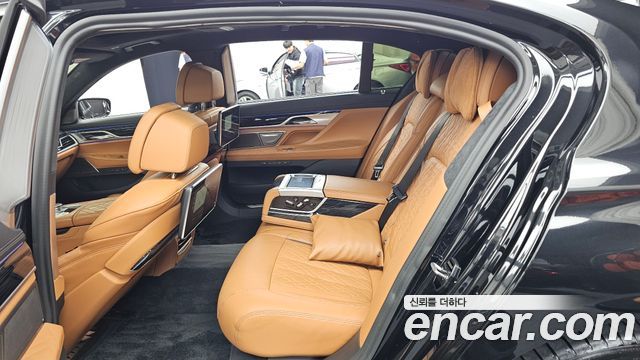 BMW 7-Series 2021 — photo 16
