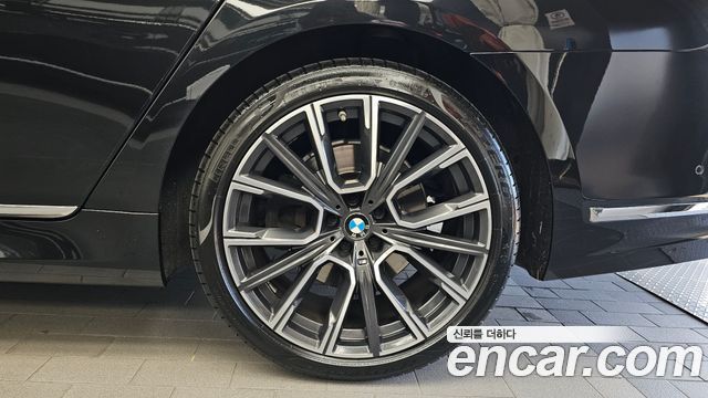 BMW 7-Series 2021 — photo 39