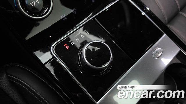 Land Rover Range Rover Velar 2019 — photo 12