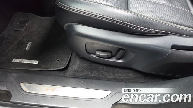 Land Rover Range Rover Velar 2019 — photo 32
