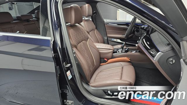 BMW 5-Series 2023 — photo 16