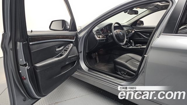 BMW 5-Series 2012 — photo 10
